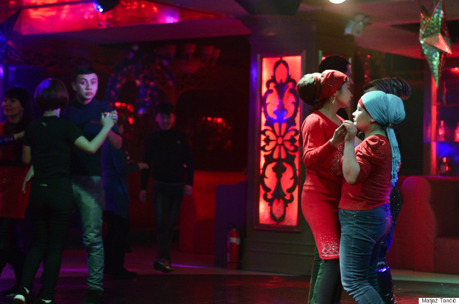 girls dancing